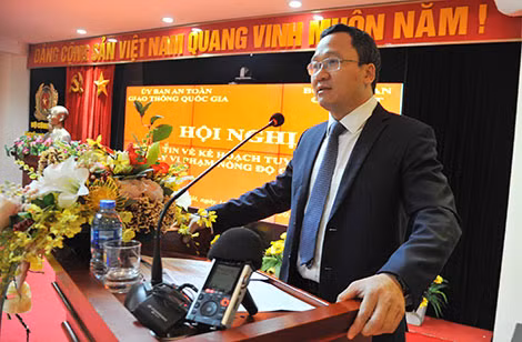 Đồng chí Khuất Việt Hùng, Phó Chủ tịch chuyên trách UBATGT Quốc gia phát biểu tại buổi làm việc.