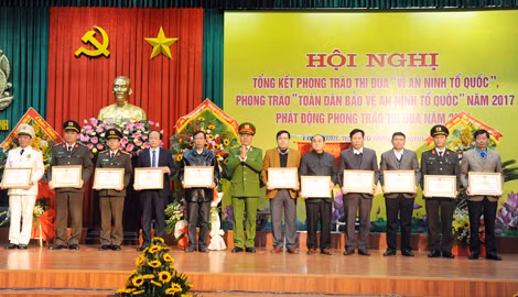Thừa ủy quyền của Bộ trưởng Bộ Công an, Trung tướng Trần Văn Vệ trao Cờ Thi đua, Bằng khen của Bộ Công an tặng các cá nhân, tập thể có thành tích xuất sắc.