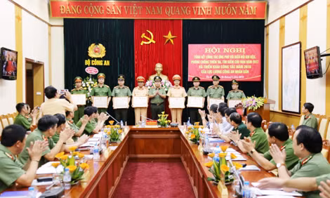 Thứ trưởng Bùi Văn Thành trao Bằng khen tặng các tập thể, cá nhân có thành tích xuất sắc.