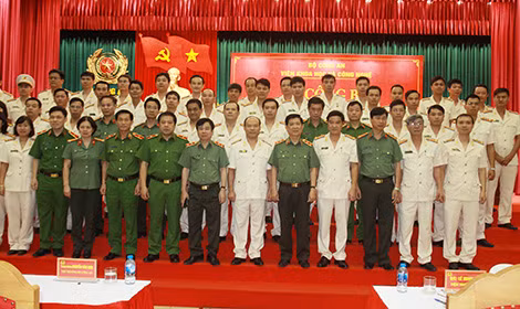 Thứ trưởng Nguyễn Văn Sơn với các đại biểu tham dự buổi Lễ. Thứ trưởng Nguyễn Văn Sơn với các đại biểu tham dự buổi Lễ.