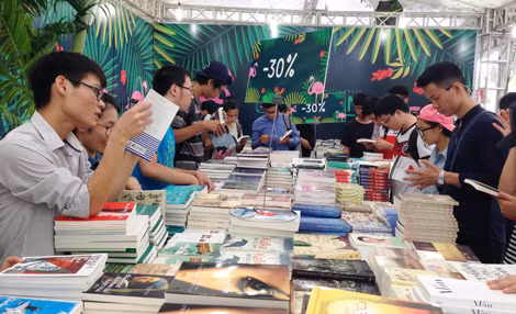 Độc giả tìm mua sách tại hội sách ở Công viên Thống Nhất (Hà Nội). Độc giả tìm mua sách tại hội sách ở Công viên Thống Nhất (Hà Nội).
