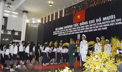 Đoàn Trung ương Đoàn Thanh niên Cộng sản Hồ Chí Minh do đồng chí Lê Quốc Phong, Ủy viên dự khuyết Trung ương Đảng, Bí thư Thứ nhất Trung ương Đoàn dẫn đầu vào viếng nguyên Tổng Bí thư Đỗ Mười. (Ảnh: TTXVN)