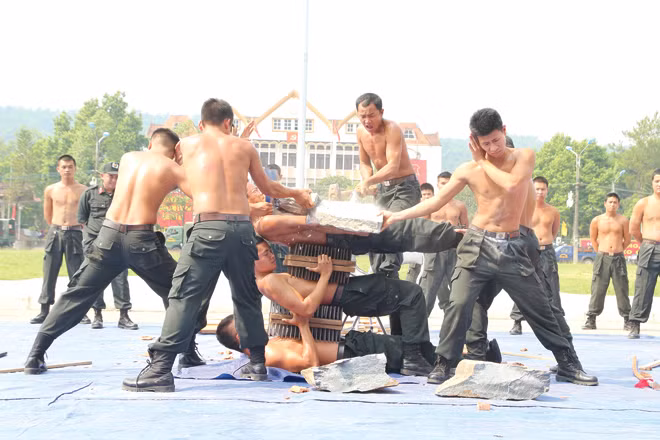 Chiến sĩ CSCĐ thường xuyên tập luyện, sẵn sàng chiến đấu trên thao trường nắng gió.