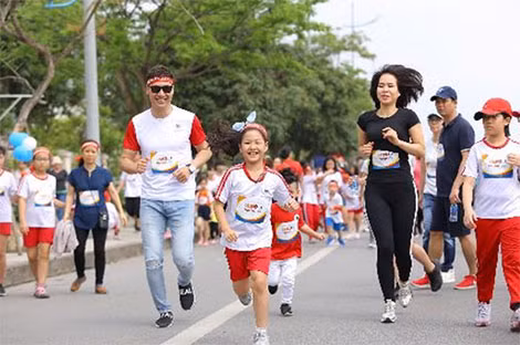 Diễn viên Mạnh Trường hai năm liên tiếp tham dự EDURUN với vai trò Đại sứ, anh và con gái đã có một buổi sáng chủ nhật vô cùng đáng nhớ: "Tôi cảm thấy rất tuyệt vời. Đây là một giải chạy vô cùng ý nghĩa, đặc biệt hơn khi có gia đình cùng tham gia. Qua chương trình này, các con cũng cảm nhận được ý nghĩa từ những việc làm rất nhỏ bé của mình, đó sẽ là nền tảng giúp các con nhận thức được bài học về tình yêu thương, lòng nhân ái!"