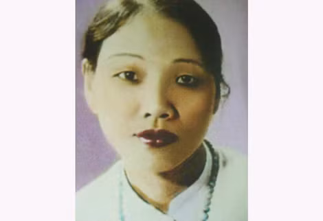 Nữ sĩ Mộng Tuyết khi xuất bản tập thơ đầu tay "Phấn hương rừng"! Nữ sĩ Mộng Tuyết khi xuất bản tập thơ đầu tay "Phấn hương rừng"!