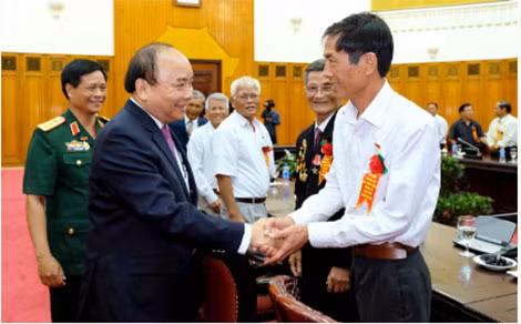 Thủ tướng Nguyễn Xuân Phúc thăm hỏi các Dũng sĩ diệt Mỹ. Ảnh: VGP/Quang Hiếu