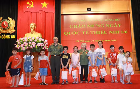 Ban liên lạc cán bộ Nha Công an Trung ương trao quà tặng các cháu thiếu nhi.
