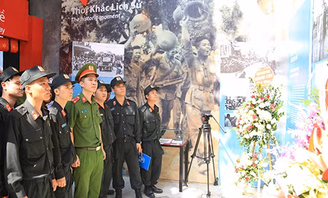 Đoàn viên thanh niên Trung đoàn Cảnh sát cơ động – CATP Hà Nội tham quan trưng bày chuyên đề “Hà Nội ngày trở về”.