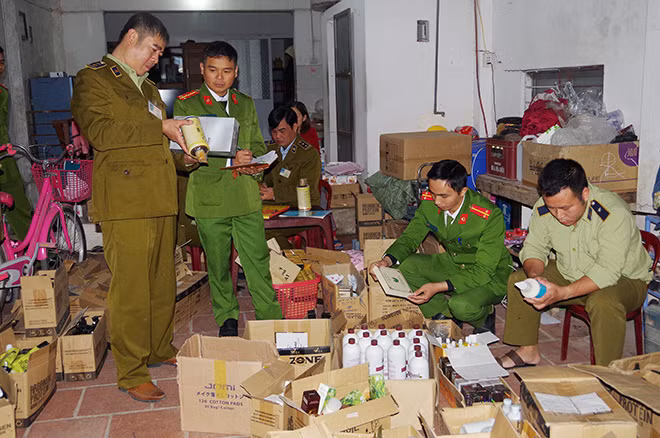 Cơ quan chức năng kiểm tra số mỹ phẩm không rõ thông tin sản phẩm tại cơ sở kinh doanh mỹ phẩm của anh Nguyễn Văn Tạo.