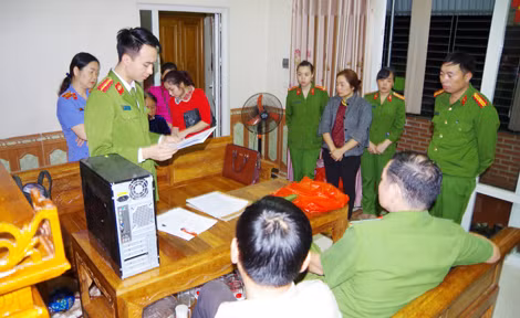 Cơ quan Cảnh sát điều tra công bố Lệnh bắt tạm giam và khám xét nơi ở bị can Nguyễn Thị Thoa. Cơ quan Cảnh sát điều tra công bố Lệnh bắt tạm giam và khám xét nơi ở bị can Nguyễn Thị Thoa.