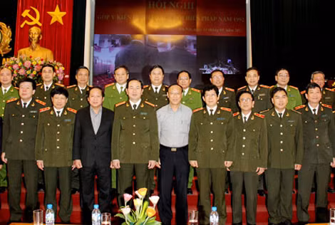 Đồng chí Trần Đại Quang với các đại biểu dự Hội nghị góp ý kiến Dự thảo sửa đổi Hiến pháp năm 1992, do Bộ Công an tổ chức ngày 14-3-2013.