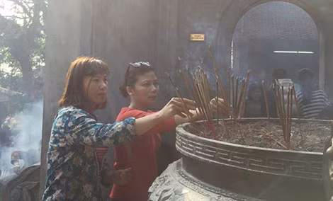 Người dân thành kính dâng hương ngay trước cửa Đền Thượng.