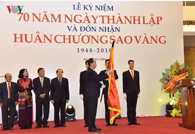 Chủ tịch nước Trần Đại Quang thay mặt Nhà nước trao tặng Liên hiệp các Hội Văn học nghệ thuật Việt Nam Huân chương Sao Vàng