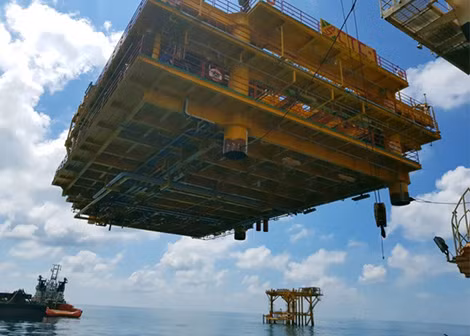 Vào lúc 20h50 ngày 17-10-2018, Liên doanh Việt - Nga Vietsovpetro đã lắp đặt thành công sàn chịu lực, khối thượng tầng, ngọn đuốc, sân bay giàn Cá Tầm