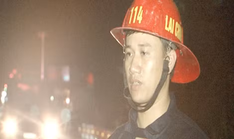 Đại úy Vũ Văn Hùng đang kể lại vụ cứu nạn người lái máy xúc. Đại úy Vũ Văn Hùng đang kể lại vụ cứu nạn người lái máy xúc.