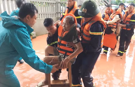 Cảnh sát PCCC Thanh Hóa giúp dân trong lũ dữ.