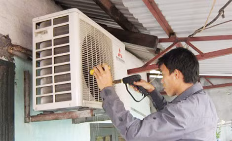 Cục nóng điều hòa bị chảy nước thường có 3 nguyên nhân: do ống thoát nước bị vỡ, dàn lạnh bám bụi bẩn và do non gas (ảnh minh họa)