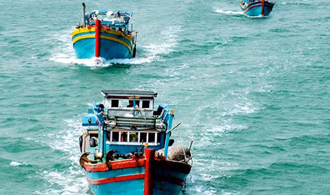 Khi vươn ra khơi xa, mỗi ngư dân cần chủ động mặc áo phao khi hành nghề đánh bắt hải sản để không mất tích khi bất cẩn rơi xuống biển.