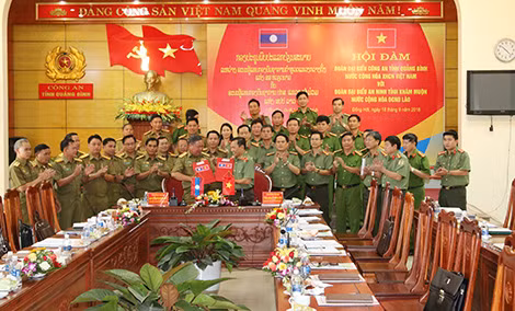 Lãnh đạo Công an tỉnh Quảng Bình và An ninh tỉnh Khăm Muộn ký kết Biên bản ghi nhớ lần thứ 26.
