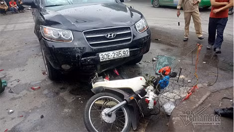 Đâm nhau liên hoàn trên phố Hà Nội, 8 người nhập viện