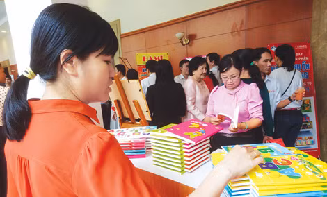 NTD mua sản phẩm mùa khai trường trong chương trình bình ổn. NTD mua sản phẩm mùa khai trường trong chương trình bình ổn.