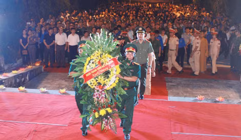 Đoàn thanh niên Bộ Công an thắp nến tri ân các Anh hùng, liệt sỹ tại Nghệ An.