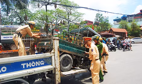 CSGT xử lý xe ba, bốn bánh tự dóng vi phạm giao thông khi lưu thông trên đường. CSGT xử lý xe ba, bốn bánh tự dóng vi phạm giao thông khi lưu thông trên đường.