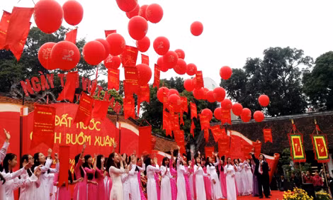 Những câu thơ hay sắp được thả lên trời trong Ngày Thơ Việt Nam tại Văn Miếu, Quốc Tử Giám.