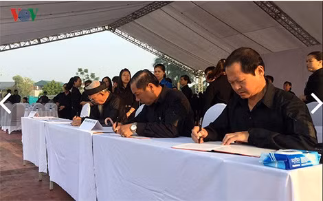 Các đại biểu ghi Sổ tang.