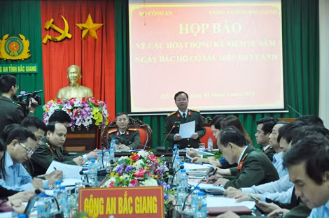 Ban tổ chức trao đổi với báo chí về chuỗi hoạt động kỷ niệm.
