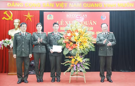 Thứ trưởng Nguyễn Văn Thành tặng hoa chúc mừng Đoàn Thể thao CAND trong Lễ xuất quân. Thứ trưởng Nguyễn Văn Thành tặng hoa chúc mừng Đoàn Thể thao CAND trong Lễ xuất quân.