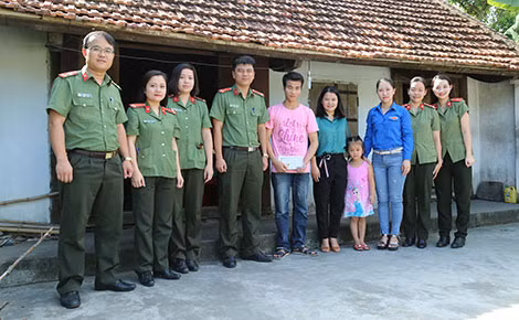 Đoàn thanh niên Phòng công tác chính trị và đoàn trường THPT Thái Lão chụp ảnh lưu niệm trước nhà em Nguyễn Công Anh.