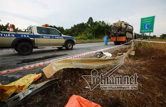 Dải phân cách bị xô đổ sau vụ tai nạn