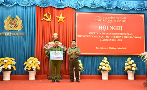 Đại diện lực lượng đoàn viên thanh niên Cụm thi đua số 9 tặng nhà đồng đội cho đoàn viên, thanh niên có hoàn cảnh khó khăn
