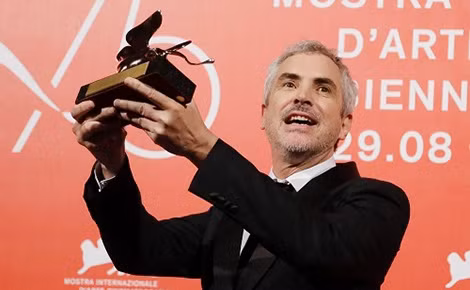 Đạo diễn Alfonso Cuaron giương cao chiếc Cup giải Sư tử vàng 2018.