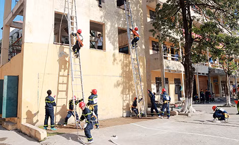 Một buổi học tập trên thao trường đầy nắng gió của các học viên Trường Đại học Phòng cháy chữa cháy.