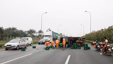 Hiện trường vụ lật xe. Hiện trường vụ lật xe.