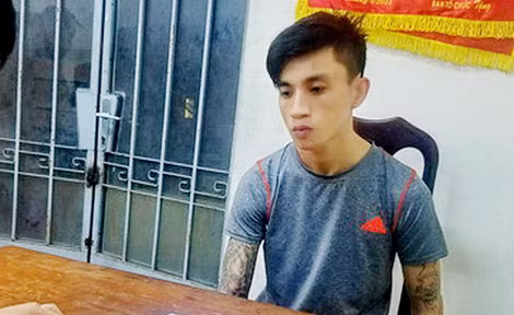 Nguyễn Xuân Sang sau khi bị bắt quả tang về hành vi chống người thi hành công vụ.