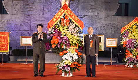 Thứ trưởng Bùi Văn Nam tặng hoa cho đại diện gia đình đồng chí Đinh Văn Cát.