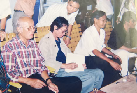Nhạc sĩ Trịnh Công Sơn (giữa) và các bạn thơ tại quán cà phê Thu Vàng (Quy Nhơn, 1989). ảnh do bà Trần Thị Thu Trang cung cấp.
