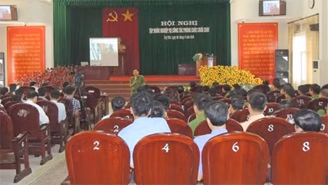 Giảng viên Cục Cảnh sát phòng cháy, chữa cháy & cứu nạn, cứu hộ, Bộ Công an truyền đạt các kiến thức về phòng cháy, chữa cháy & cứu nạn, cứu hộ cho các đối tượng tham gia tập huấn. Giảng viên Cục Cảnh sát phòng cháy, chữa cháy & cứu nạn, cứu hộ, Bộ Công an truyền đạt các kiến thức về phòng cháy, chữa cháy & cứu nạn, cứu hộ cho các đối tượng tham gia tập huấn.