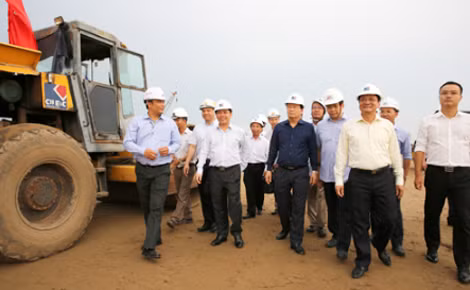 Phó Thủ tướng Trịnh Đình Dũng, Bộ trưởng Bộ GTVT Nguyễn Văn Thể kiểm tra công trường xây dựng tuyến cao tốc Trung Lương-Mỹ Thuận ngày 26-5 vừa qua. Ảnh: VGP.