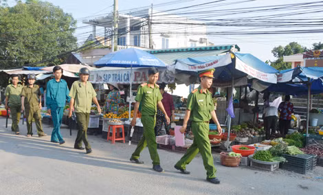 Công an xã Lai Hòa tổ chức tuần tra bảo đảm ANTT trên địa bàn.