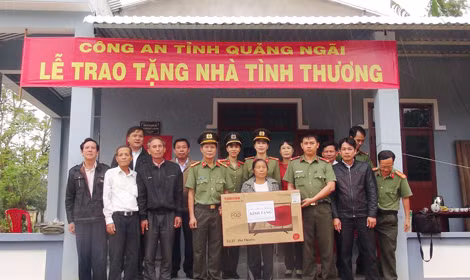 Lãnh đạo và CBCS Công an tỉnh Quảng Ngãi bàn giao nhà tình thương cho gia đình bà Nguyễn Thị Tiếp. Lãnh đạo và CBCS Công an tỉnh Quảng Ngãi bàn giao nhà tình thương cho gia đình bà Nguyễn Thị Tiếp.
