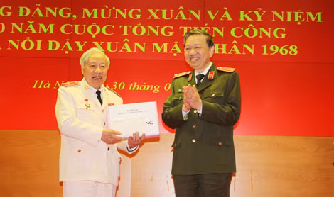 Bộ trưởng Tô Lâm trao quà tặng Ban liên lạc cán bộ Công an chi viện chiến trường miền Nam