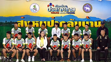 Các thành viên đội bóng Wild Boars xuất hiện trước truyền thông chiều 18-7. Ảnh: The Nation