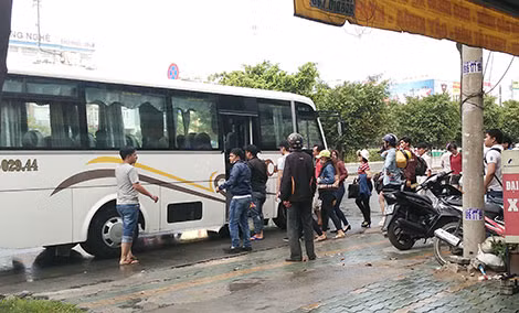 Ôtô khách đón trả hành khách sai quy định trên đường Điện Biên Phủ (quận Bình Thạnh, TPHCM). Ảnh: M.Q