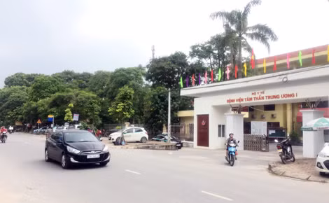 "Cò" bệnh án tâm thần hoạt động tại cổng bệnh viện Tâm thần Trung ương I.