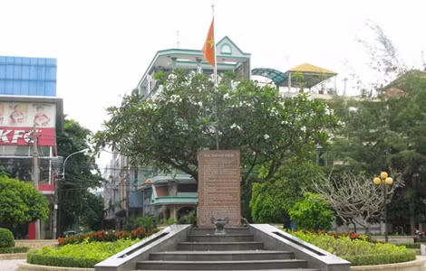 Bia tưởng niệm 12 anh hùng liệt sĩ thuộc An ninh T4, bảo vệ an toàn Bộ Tư lệnh tiền phương 2 trong chiến dịch Tết Mậu Thân 1968.