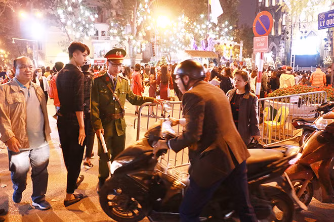Cán bộ, chiến sĩ Công an đảm bảo an ninh, trật tự dịp lễ Giáng sinh 2018.